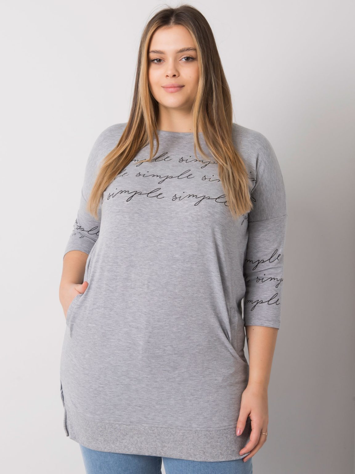 Hurtownia Szara melanżowa bluzka plus size z printami Lily