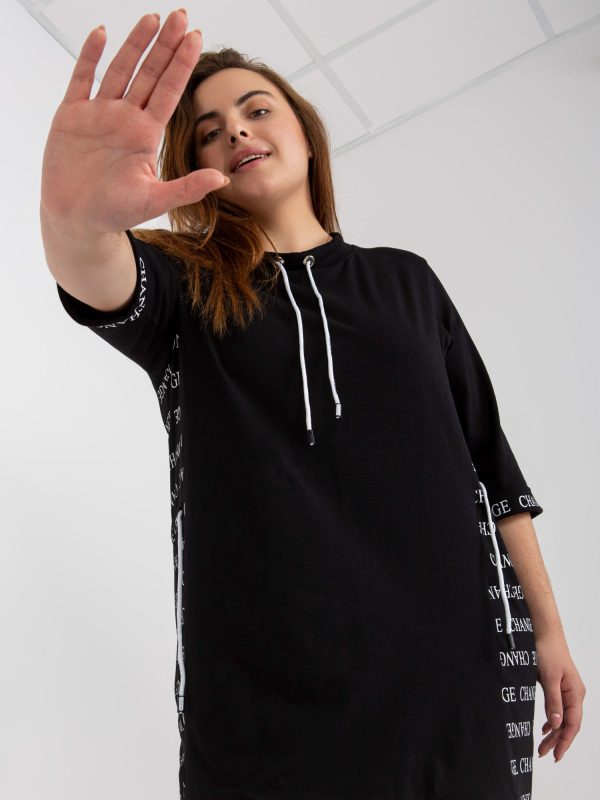 Hurtownia Czarna dresowa sukienka plus size z nadrukiem