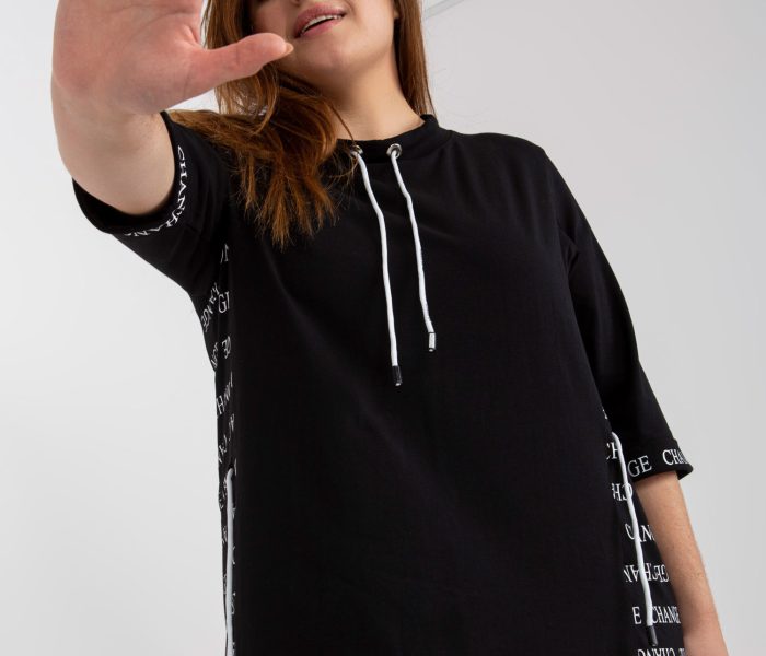 Hurtownia Czarna dresowa sukienka plus size z nadrukiem