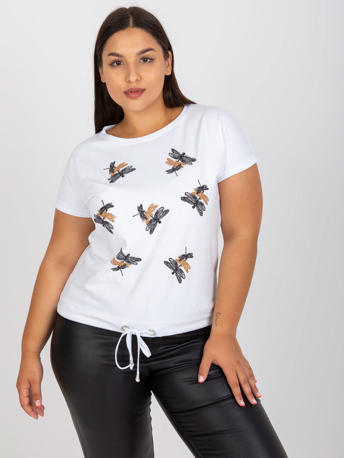 Hurtownia Biały t-shirt plus size z aplikacją z dżetów