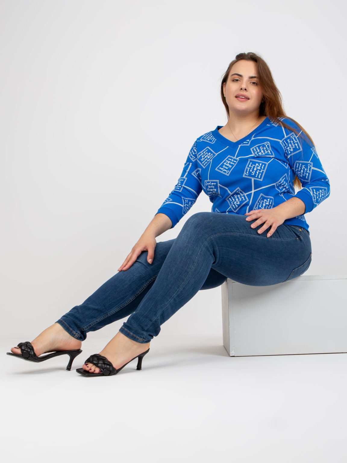 Hurtownia Ciemnoniebieska bluzka plus size z nadrukiem