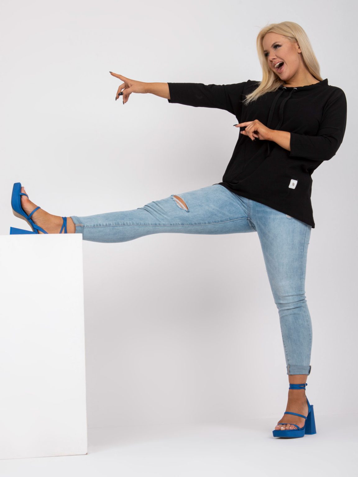 Hurtownia Czarna gładka bluzka plus size basic z bawełny