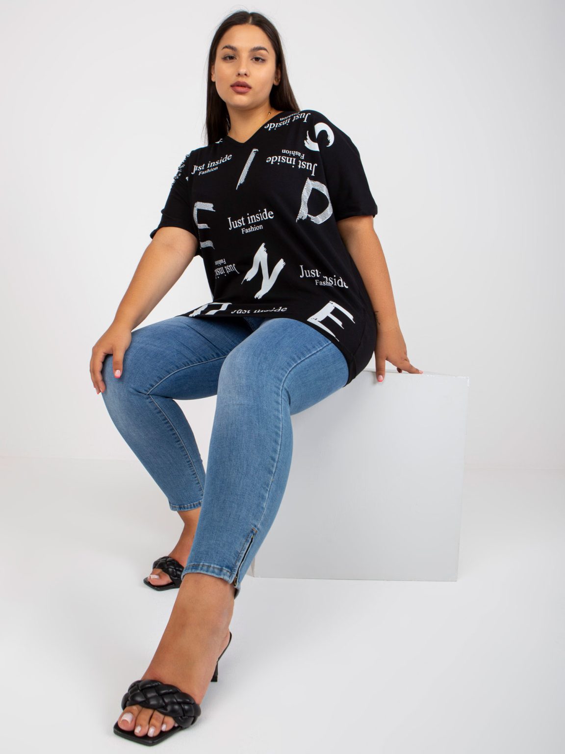 Hurtownia Czarna luźna bluzka plus size z napisami