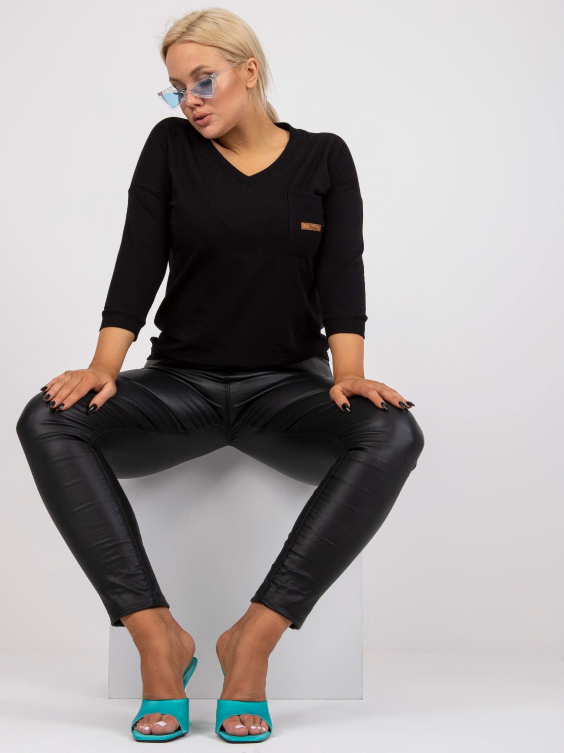 Hurtownia Czarna bluzka plus size basic z dekoltem w serek