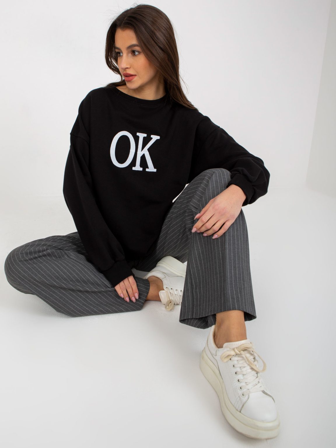 Hurtownia Czarna luźna bluza oversize bez kaptura z napisem