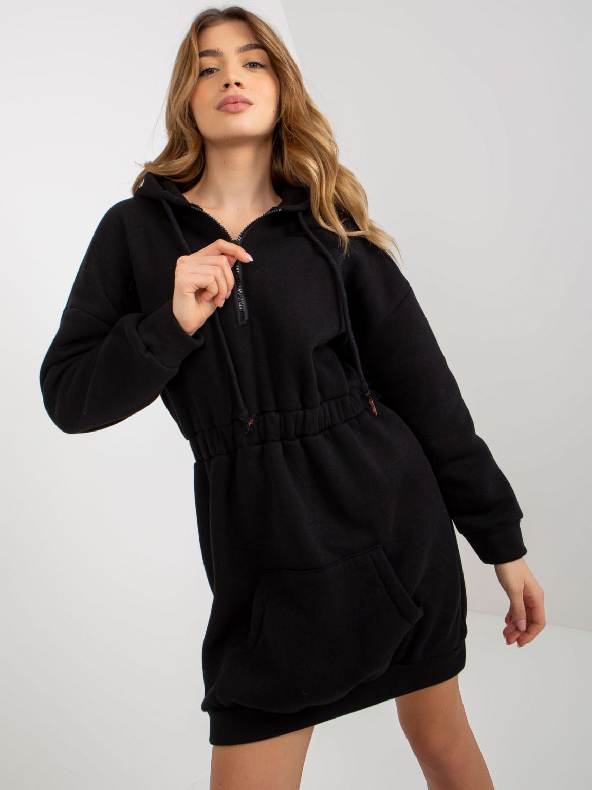 Hurtownia Czarna mini dresowa sukienka basic z zamkiem