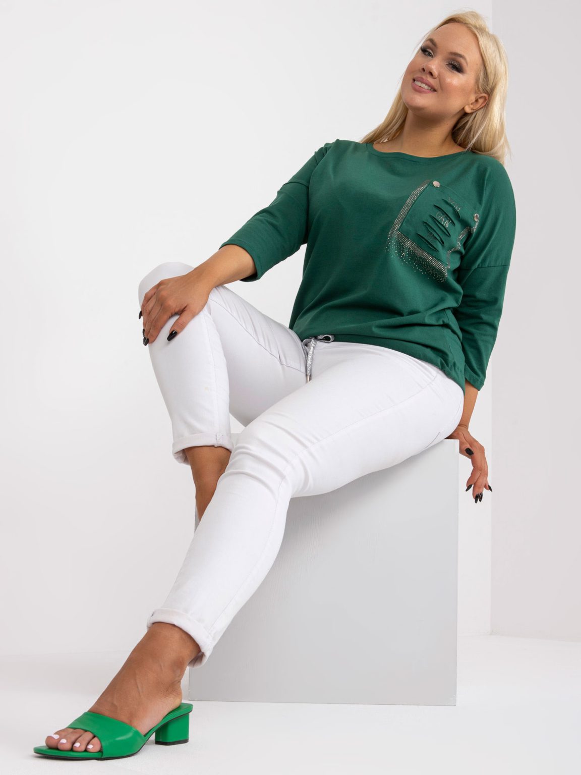 Hurtownia Ciemnozielona bluzka plus size z rękawem 3/4