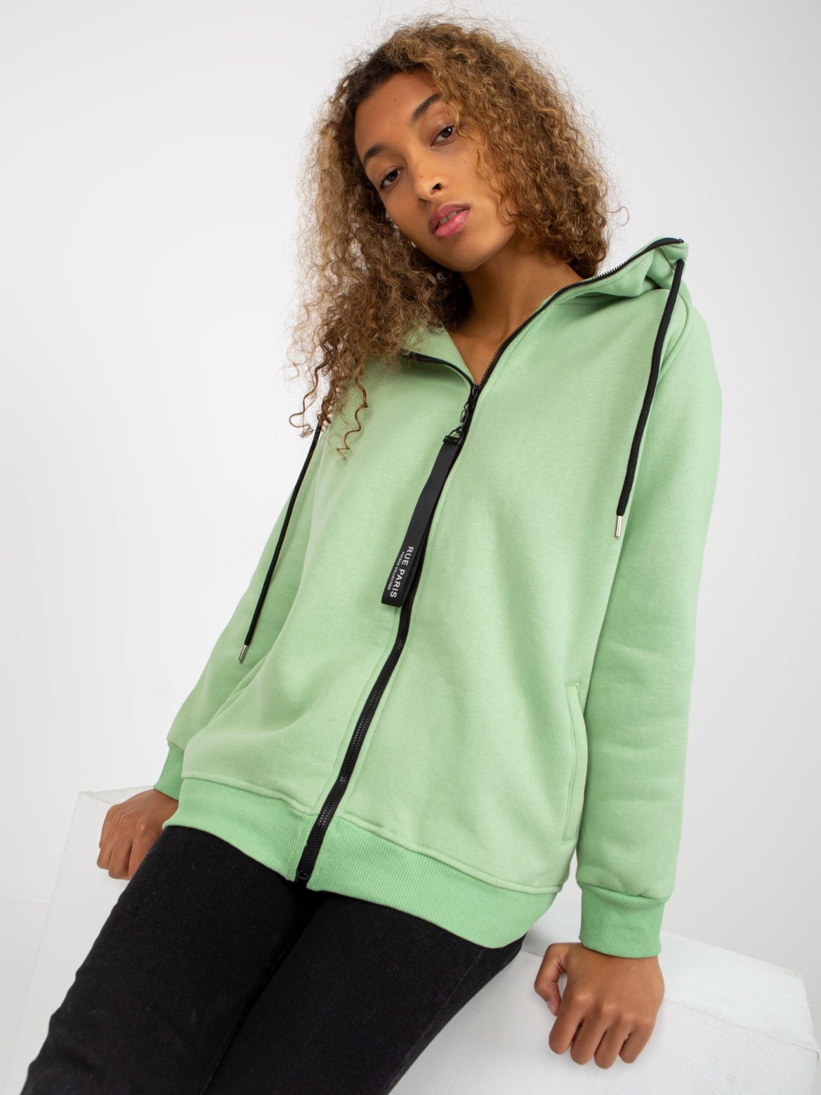 Hurtownia Jasnozielona rozpinana bluza basic z kapturem RUE PARIS