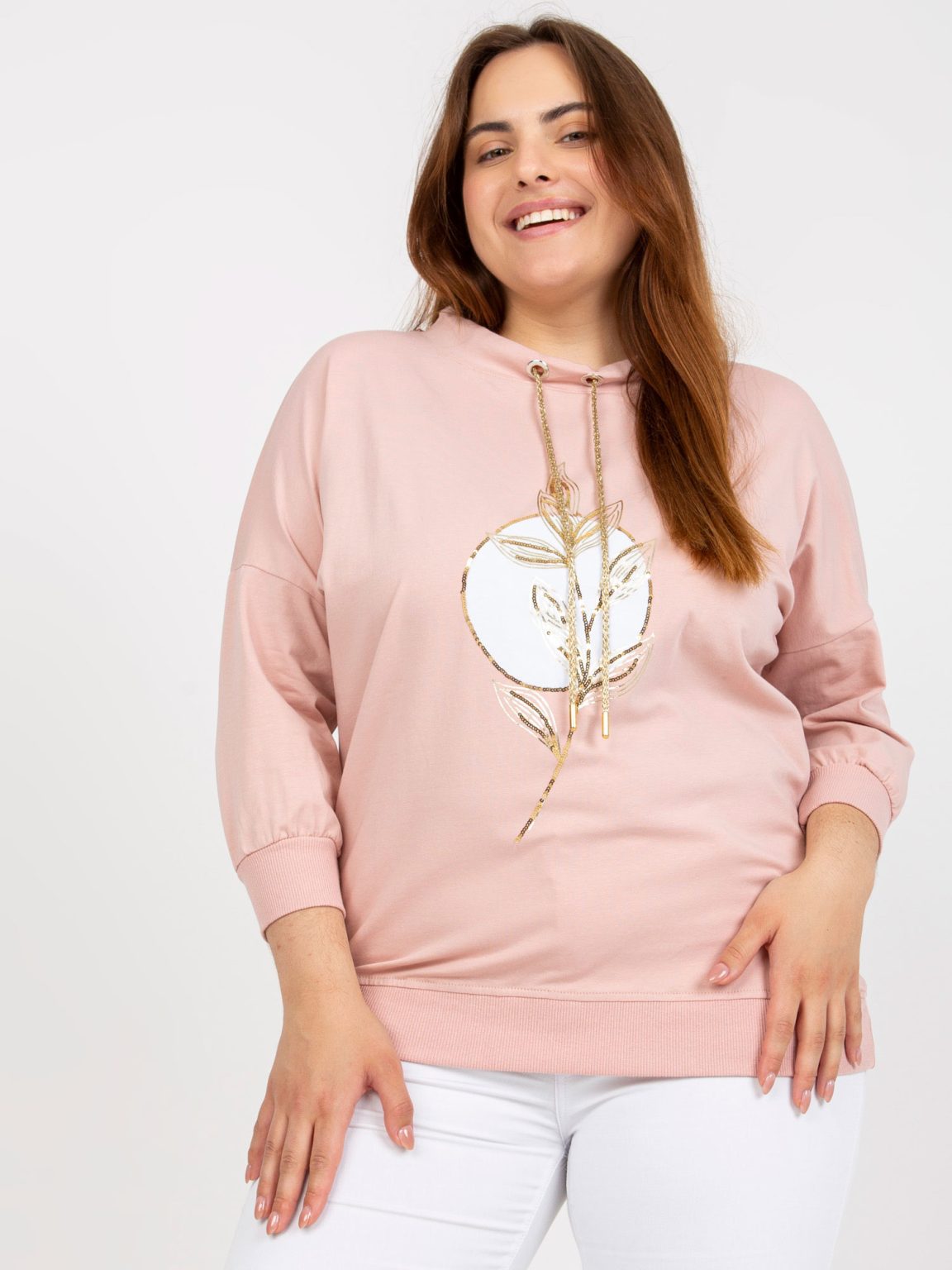 Hurtownia Brudnoróżowa bluzka plus size z rękawem 3/4 i nadrukiem