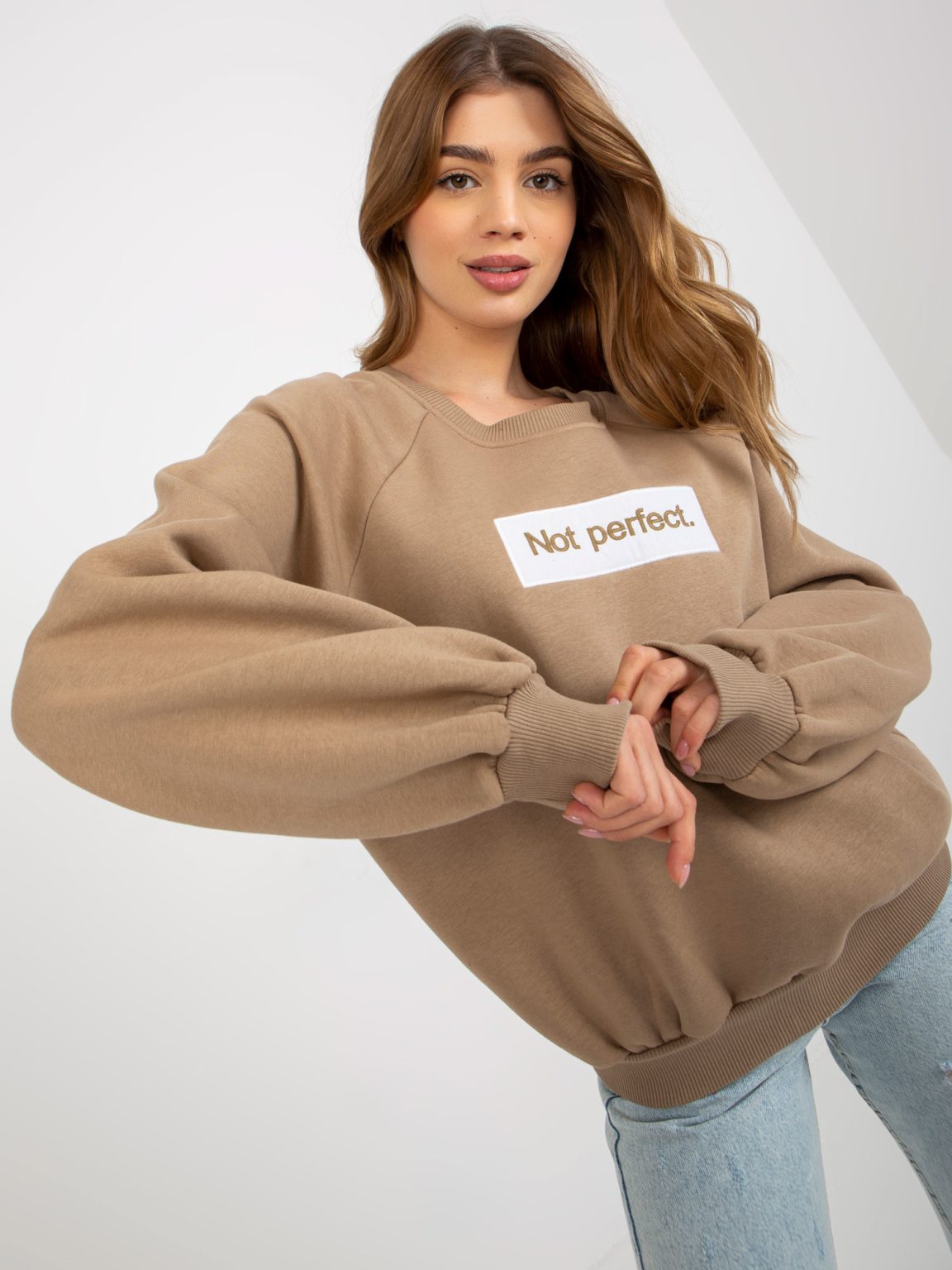 Hurtownia Ciemnobeżowa dresowa bluza bez kaptura z naszywką Tracy