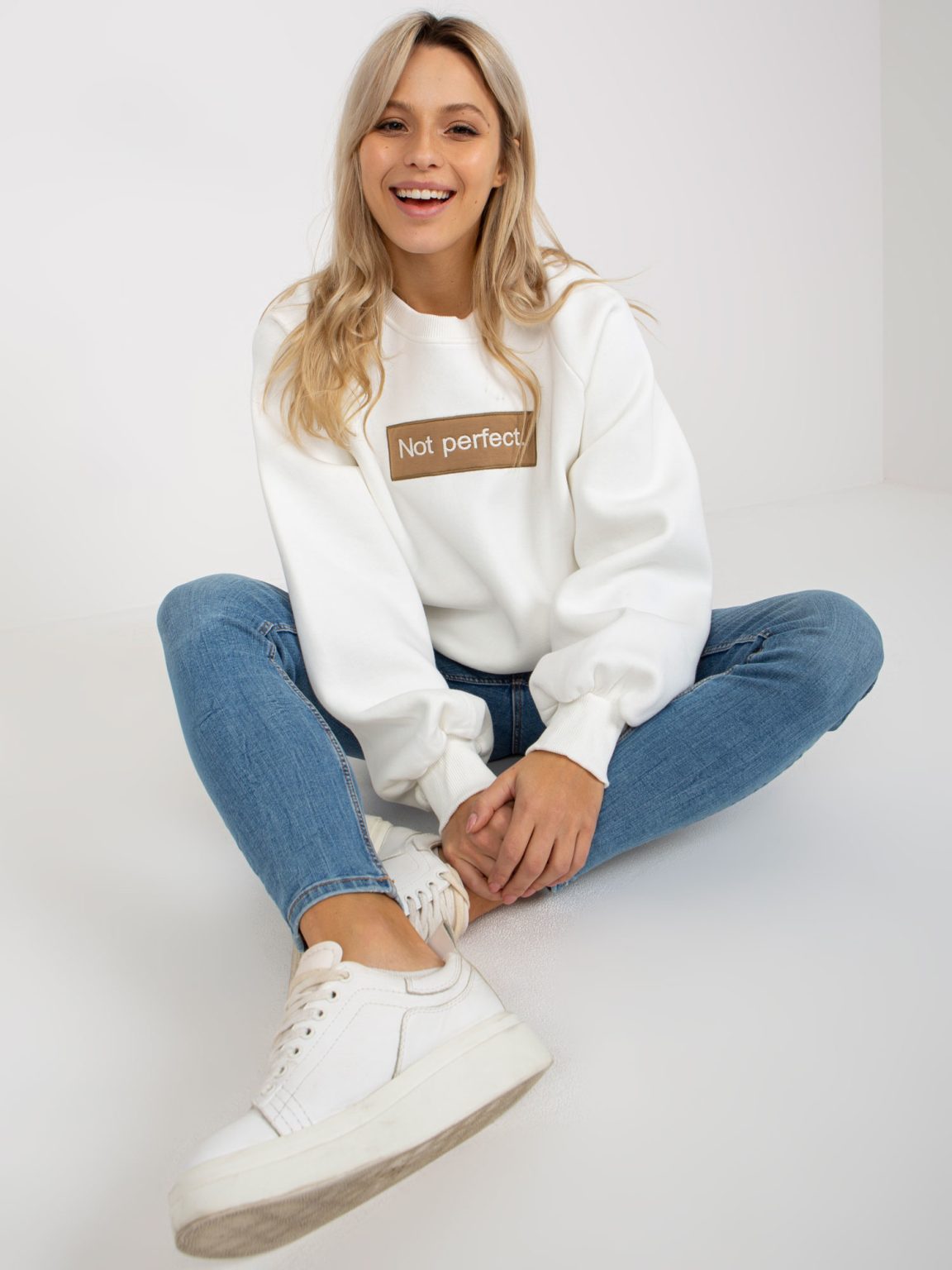 Hurtownia Ecru dresowa bluza bez kaptura z naszywką Tracy