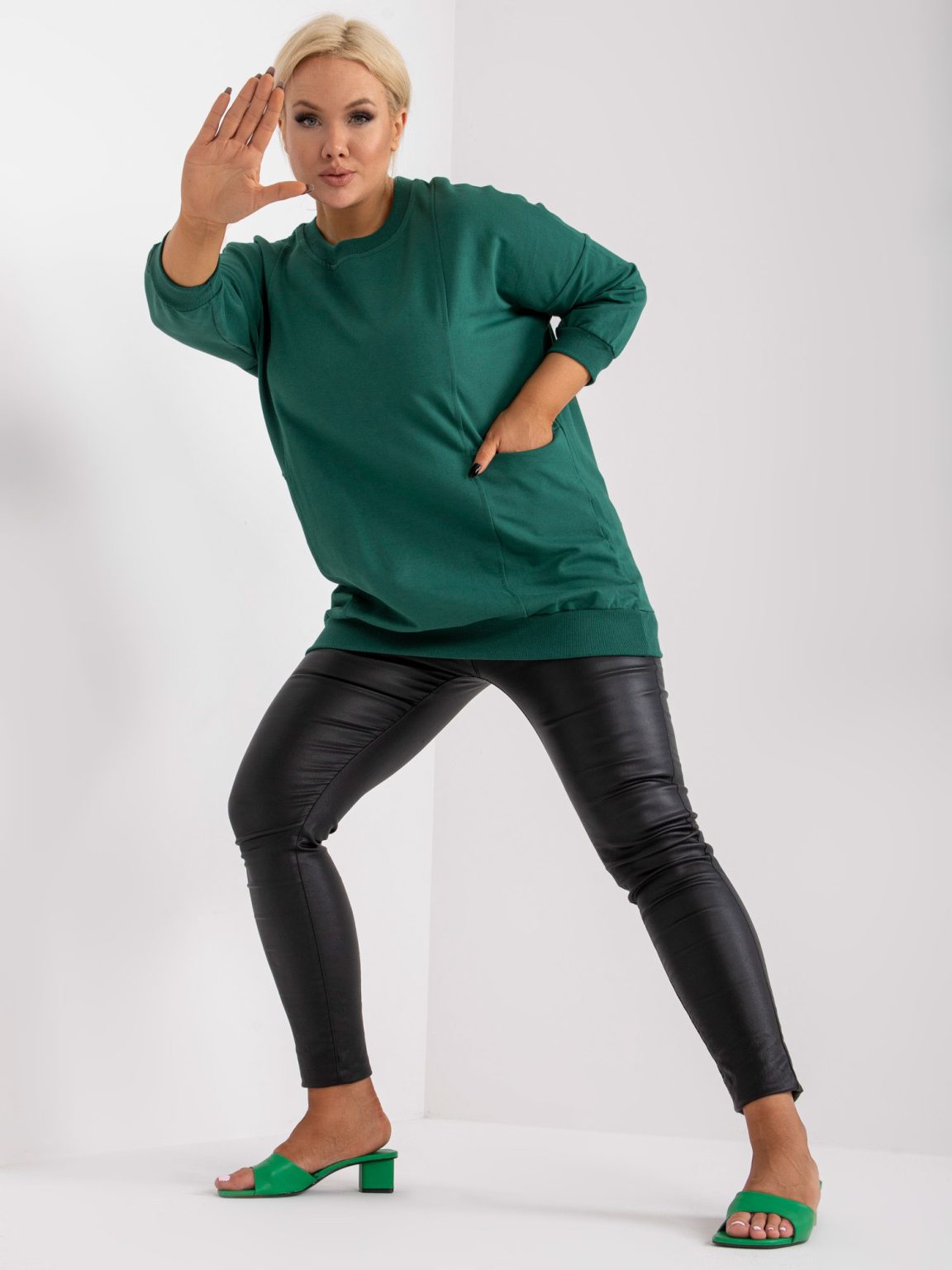 Hurtownia Zielona bluzka plus size basic z rękawem 3/4