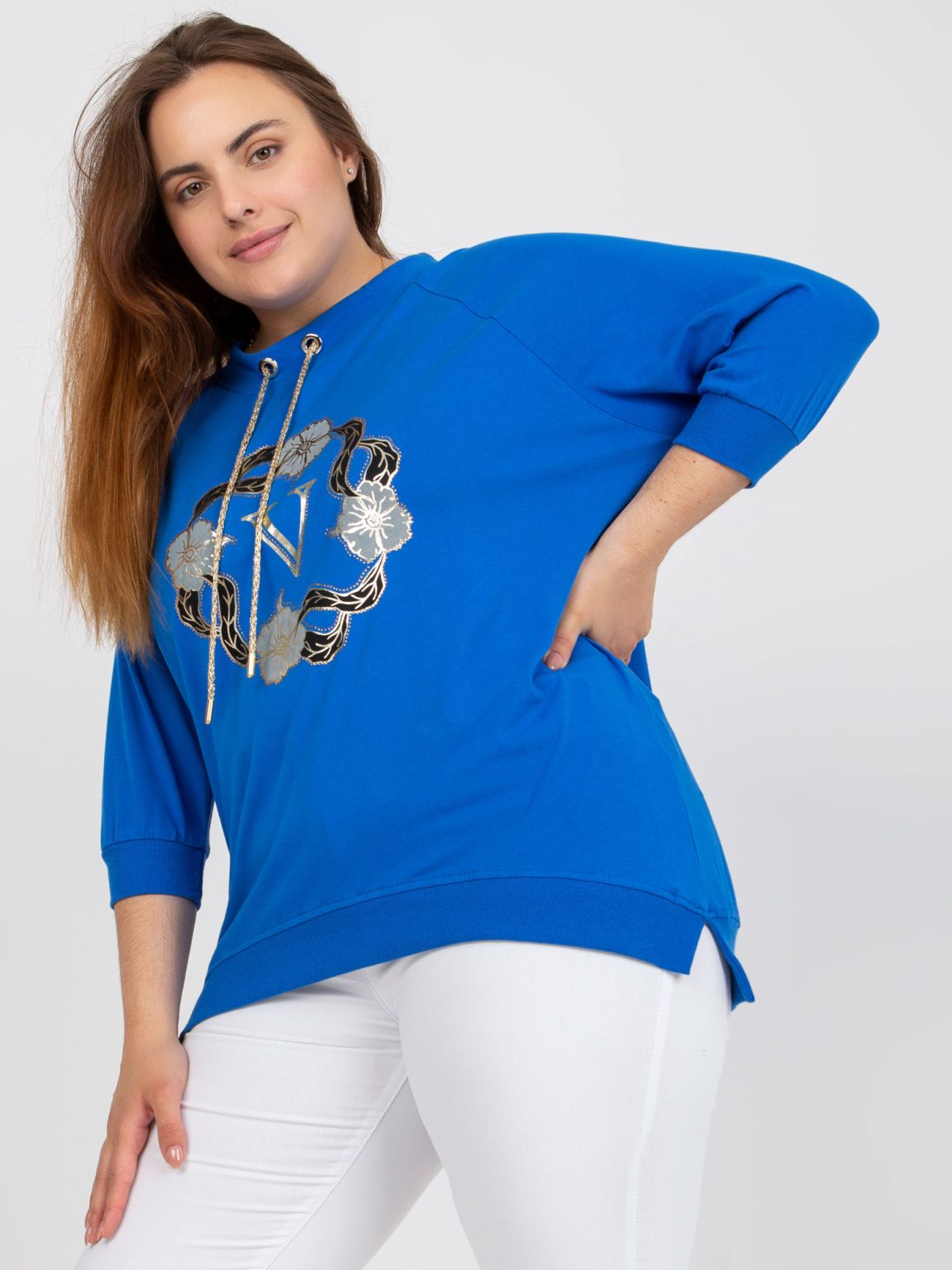 Hurtownia Ciemnoniebieska bluzka plus size z nadrukiem i rękawem 3/4
