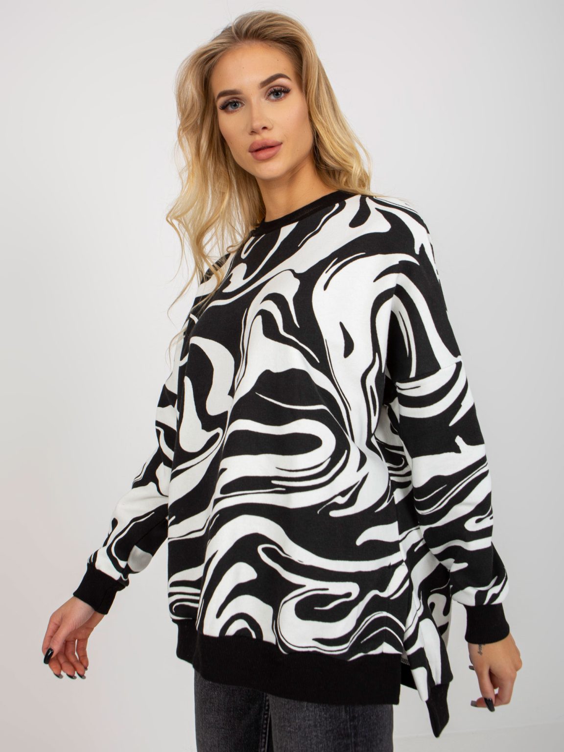 Hurtownia Czarno-biała dresowa bluza oversize z printami