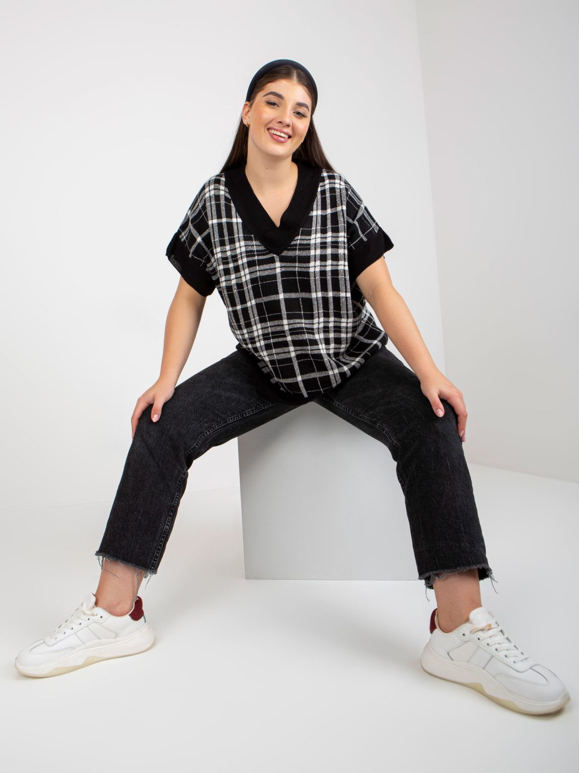 Hurtownia Czarna dzianinowa kamizelka plus size w kratę