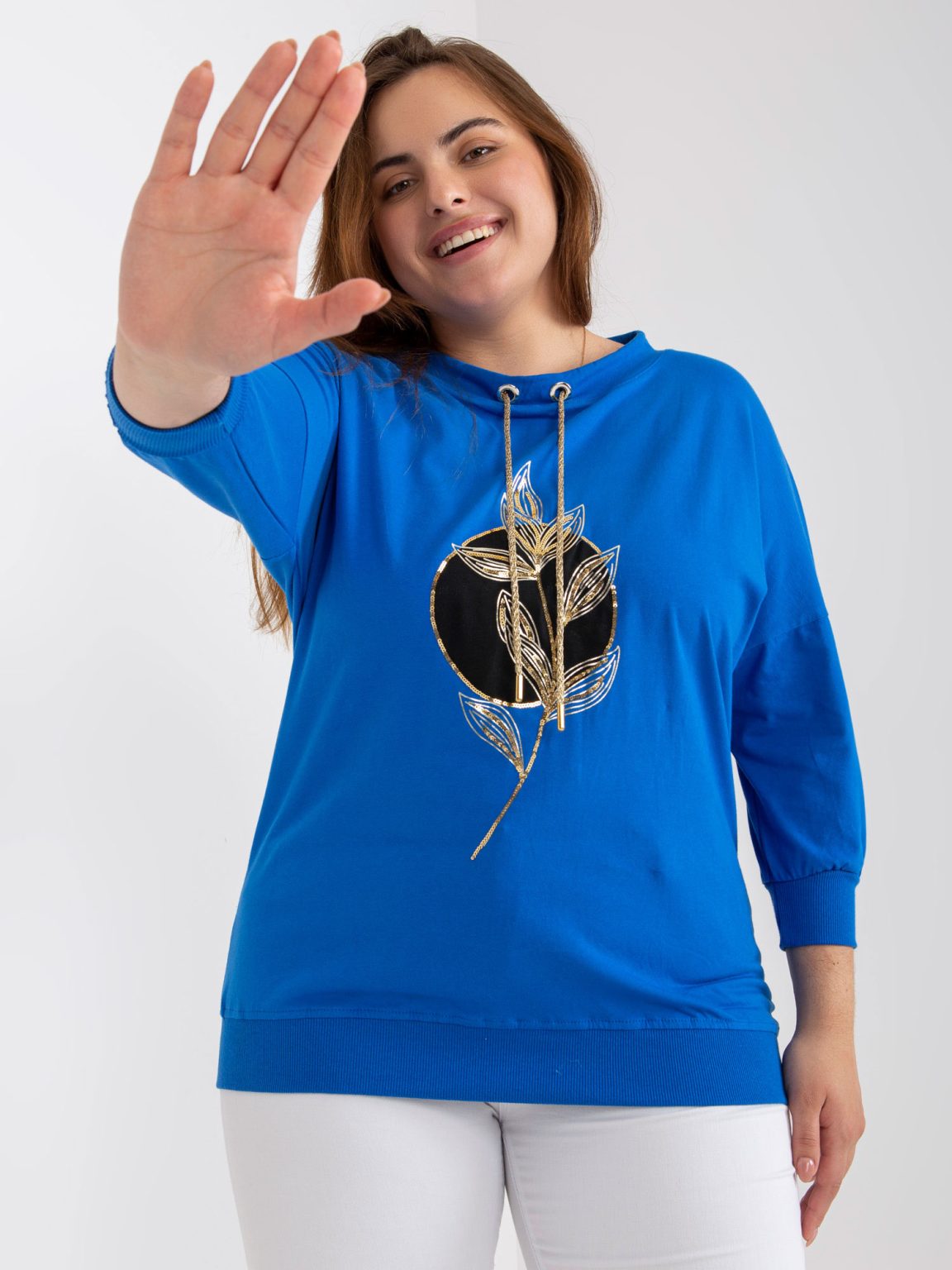 Hurtownia Ciemnoniebieska bluzka plus size z aplikacją i rękawem 3/4