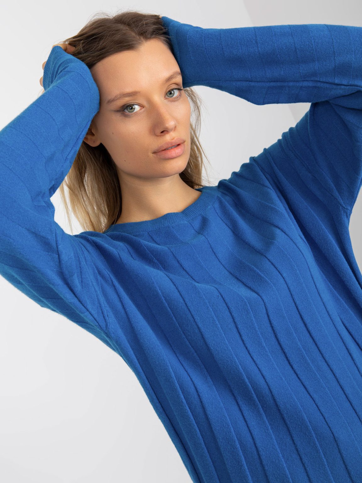Hurtownia Ciemnoniebieski prążkowany sweter klasyczny z wiskozą