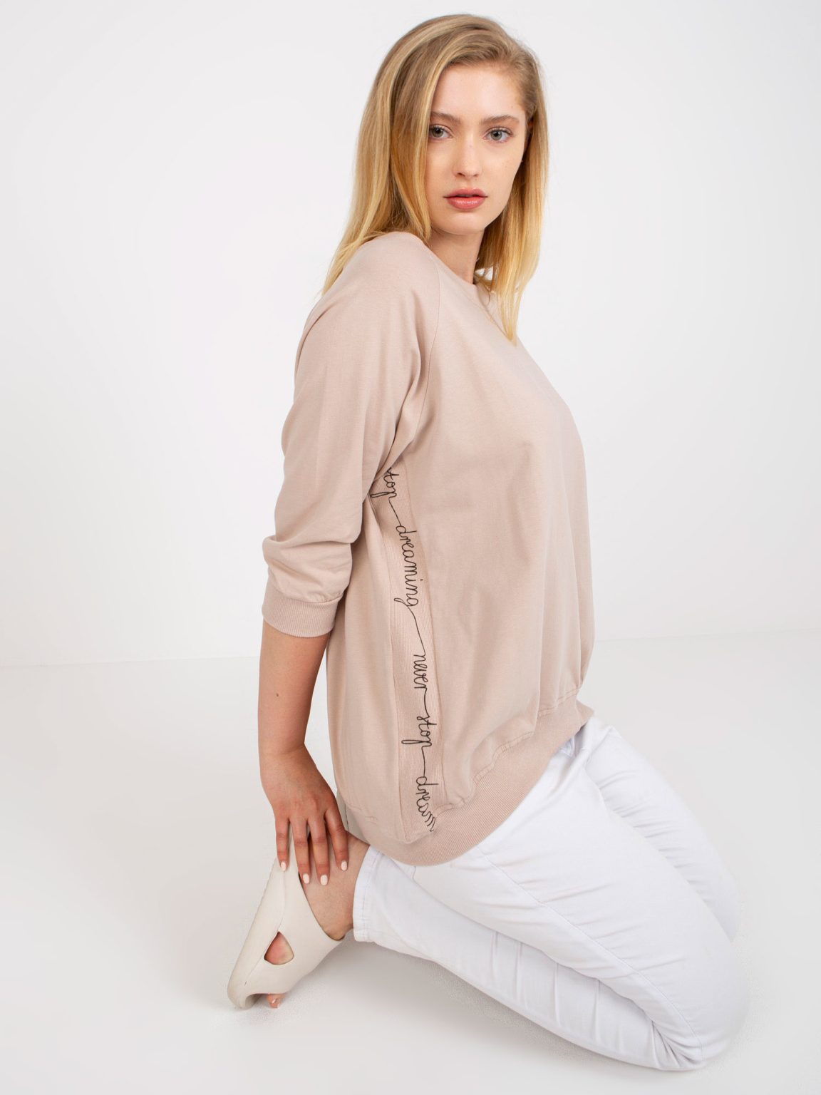 Hurtownia Jasnobeżowa codzienna bluzka plus size z rękawem 3/4