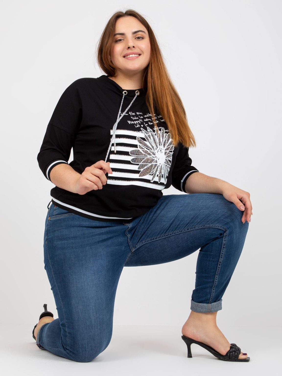 Hurtownia Czarna bluzka plus size z nadrukiem i rękawem 3/4