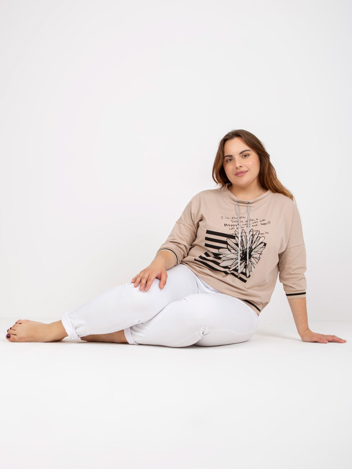 Hurtownia Beżowa bluzka plus size z rękawem 3/4 i nadrukiem