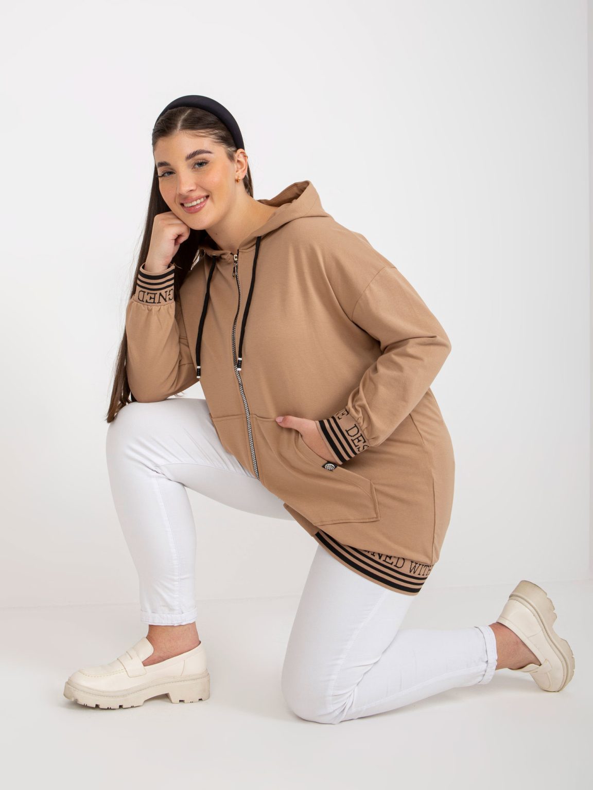 Hurtownia Camelowa rozpinana bluza plus size z kieszeniami