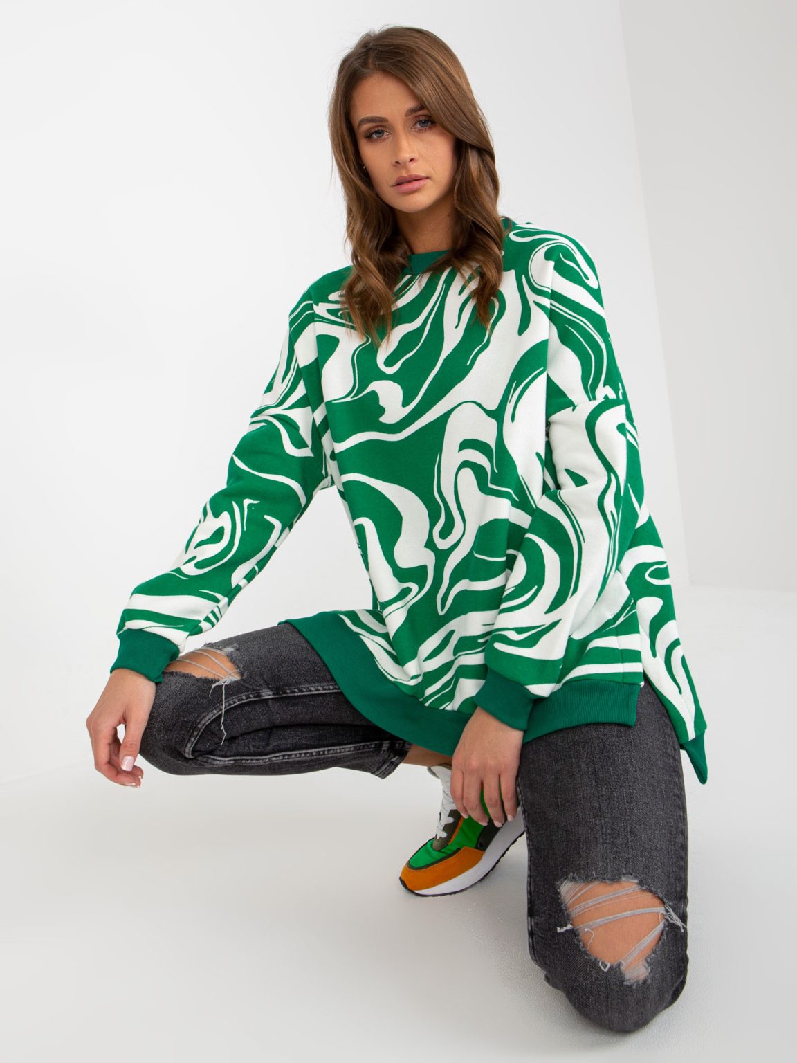 Hurtownia Zielono-biała dresowa bluza oversize z nadrukiem