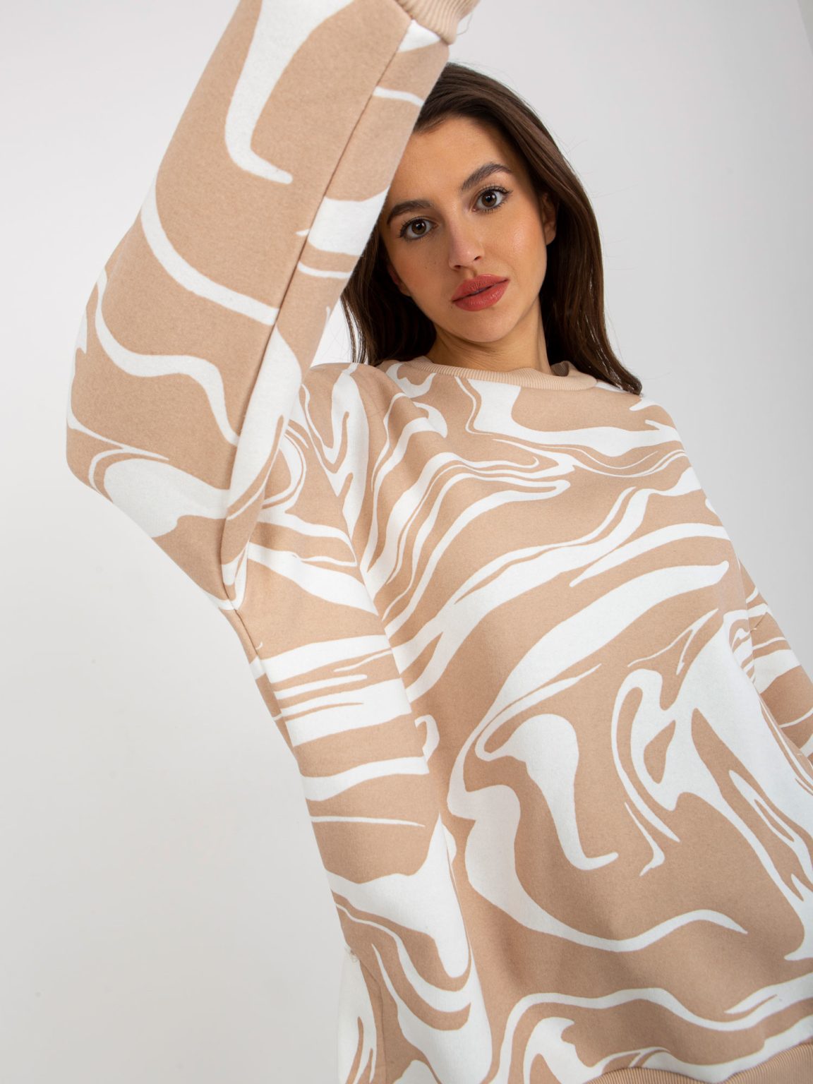 Hurtownia Camelowo-biała dresowa bluza oversize z printami