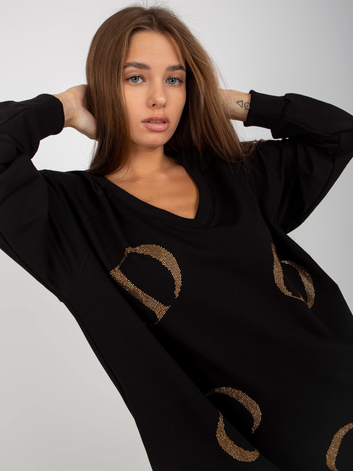 Hurtownia Czarna długa bluza one size z aplikacją z dżetów
