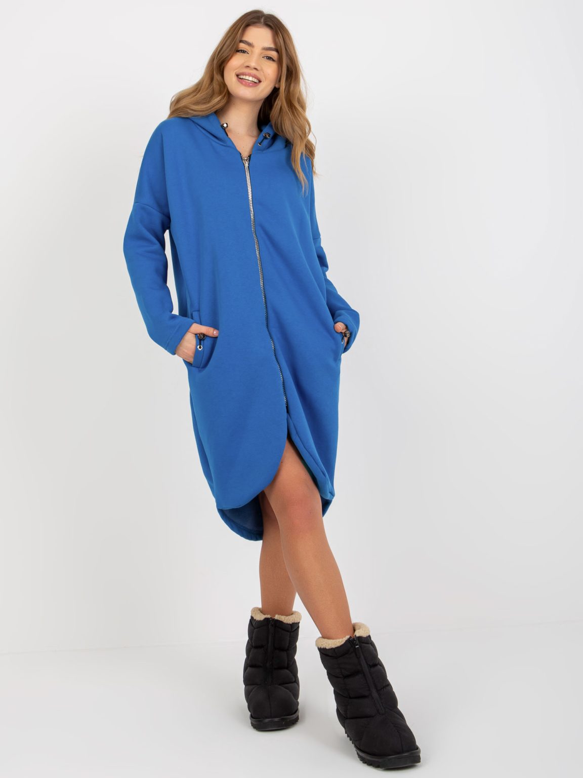 Hurtownia Ciemnoniebieska długa bluza basic z suwakiem Tina RUE PARIS
