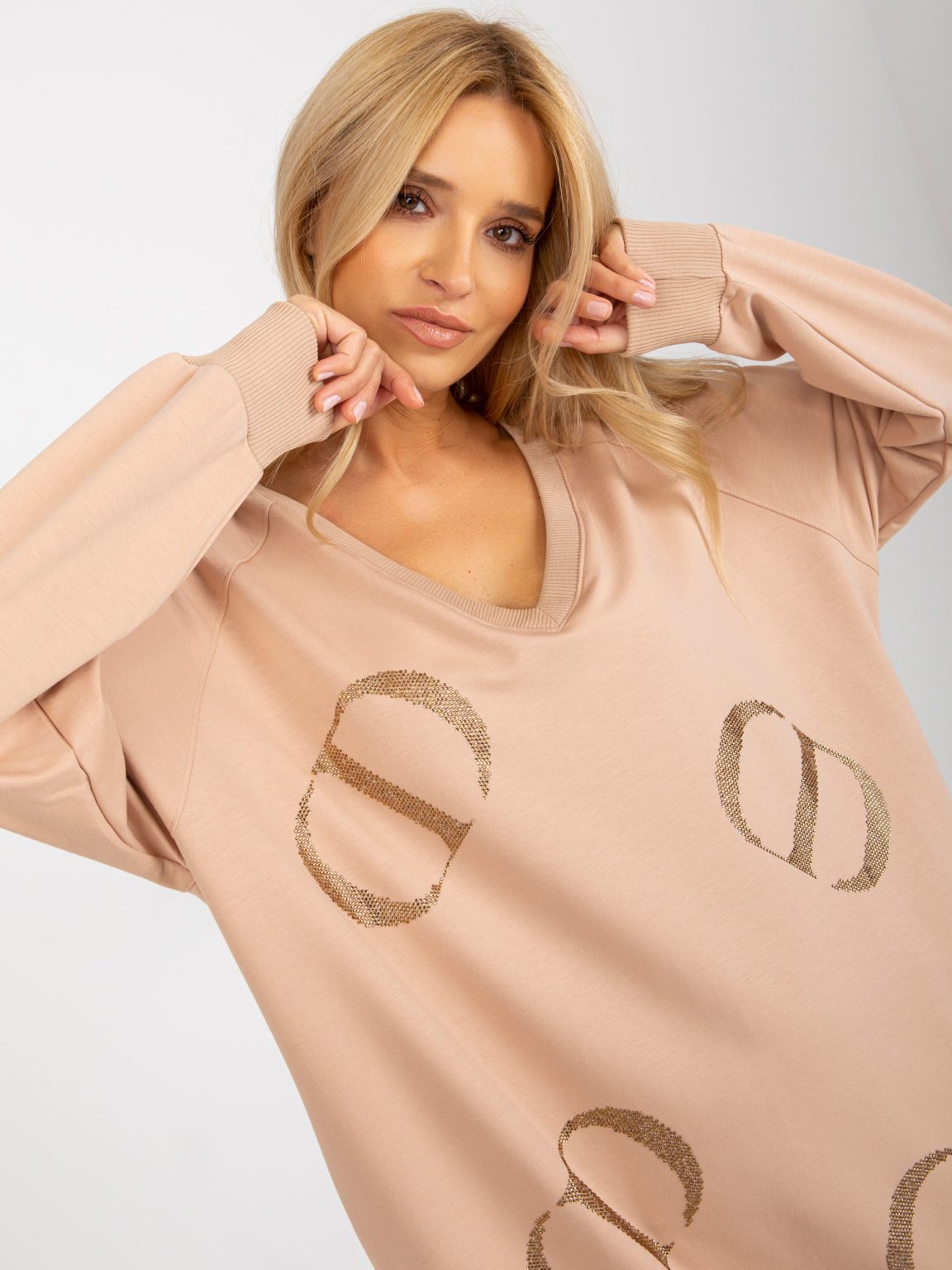 Hurtownia Ciemnobeżowa długa bluza one size z aplikacją z dżetów