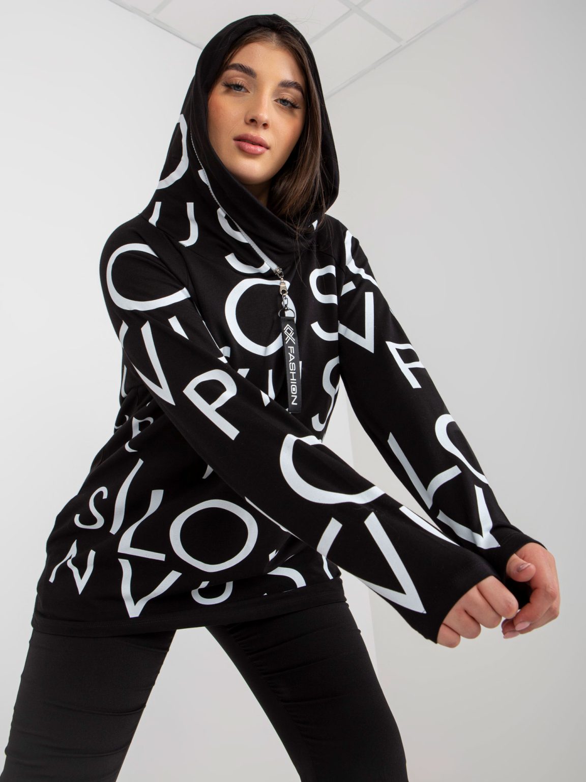 Hurtownia Czarna damska bluza plus size z kapturem i nadrukiem