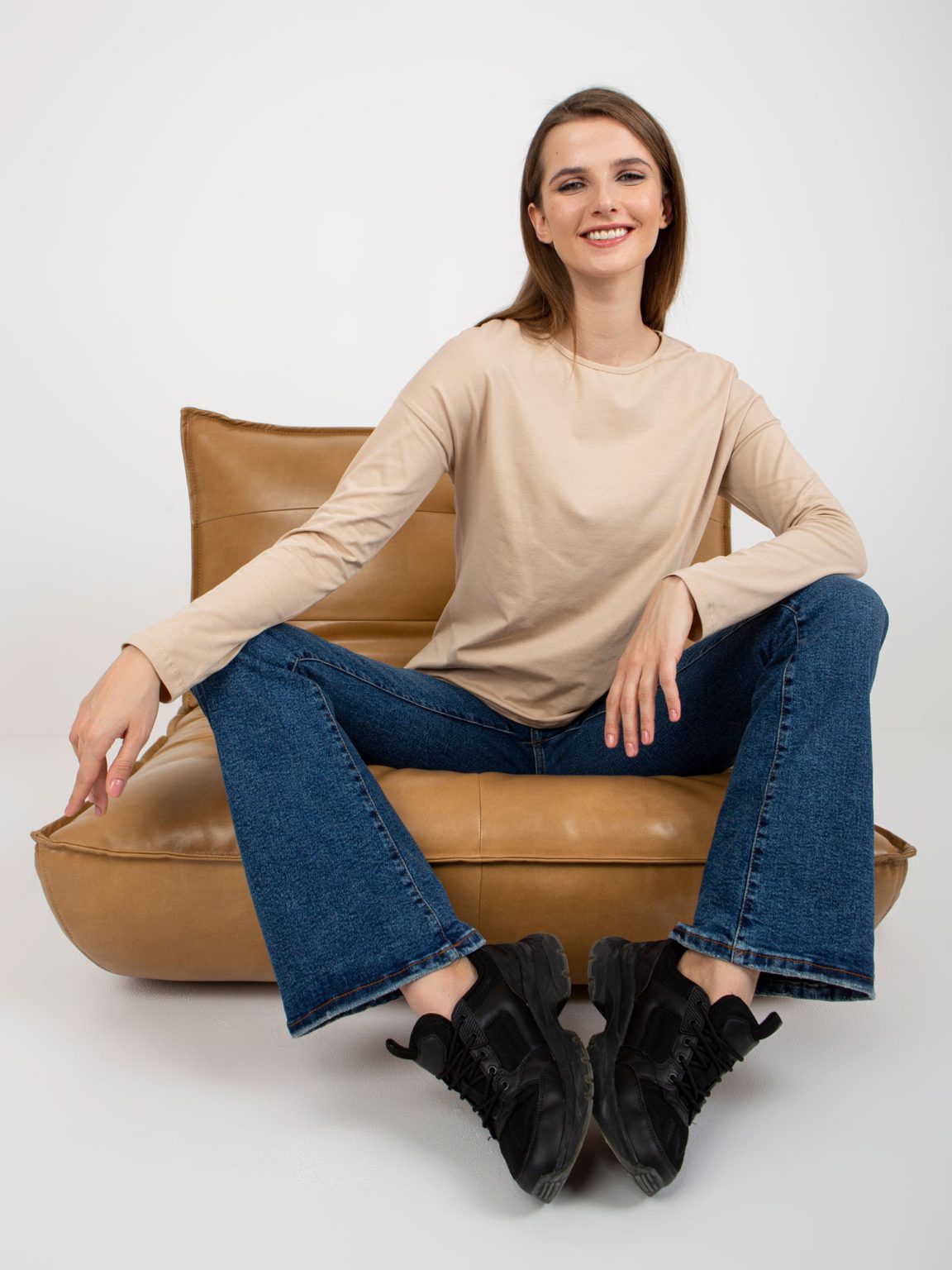 Hurtownia Beżowa bawełniana bluzka longsleeve BASIC FEEL GOOD