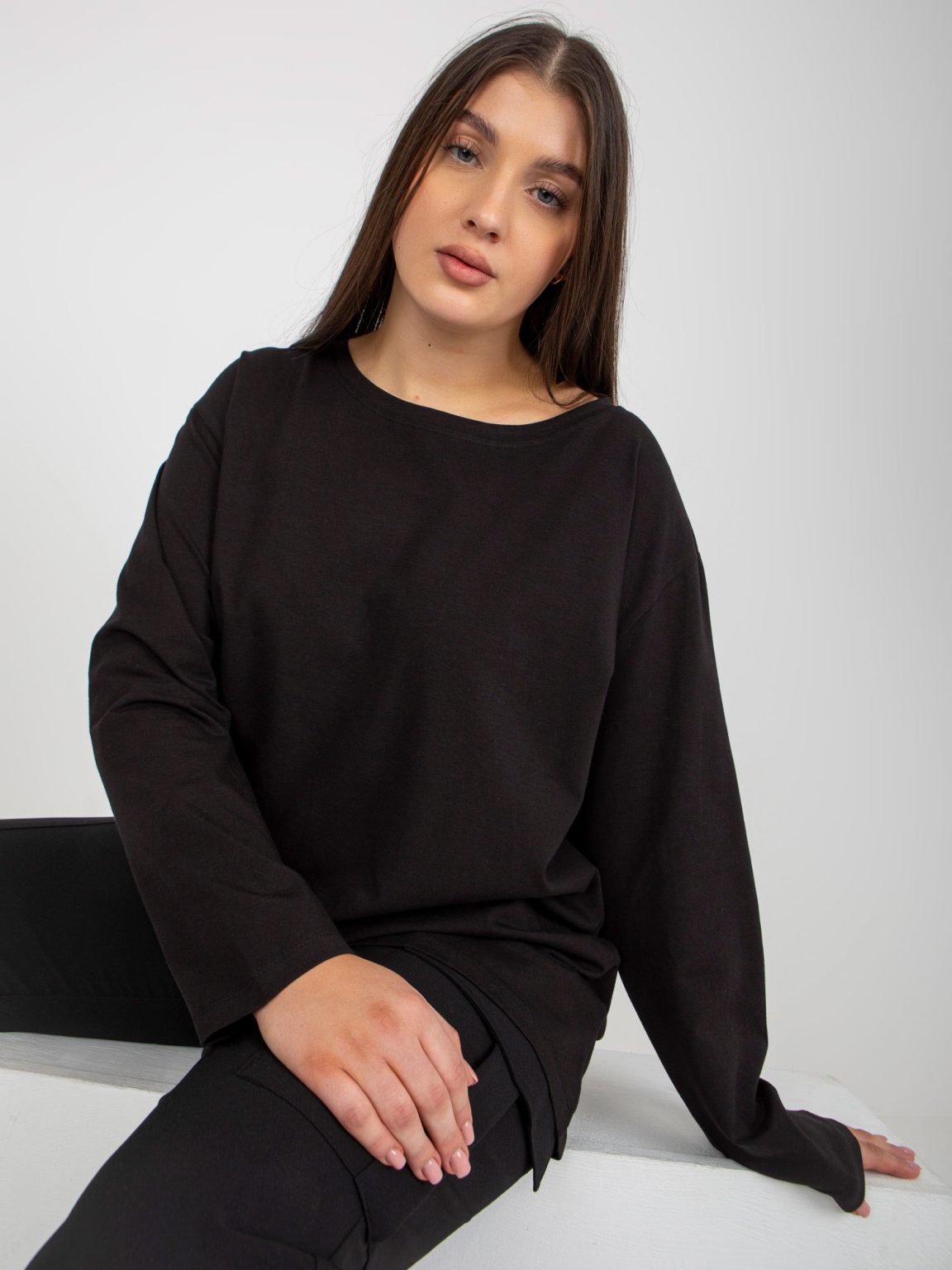 Hurtownia Czarny longsleeve damski basic plus size