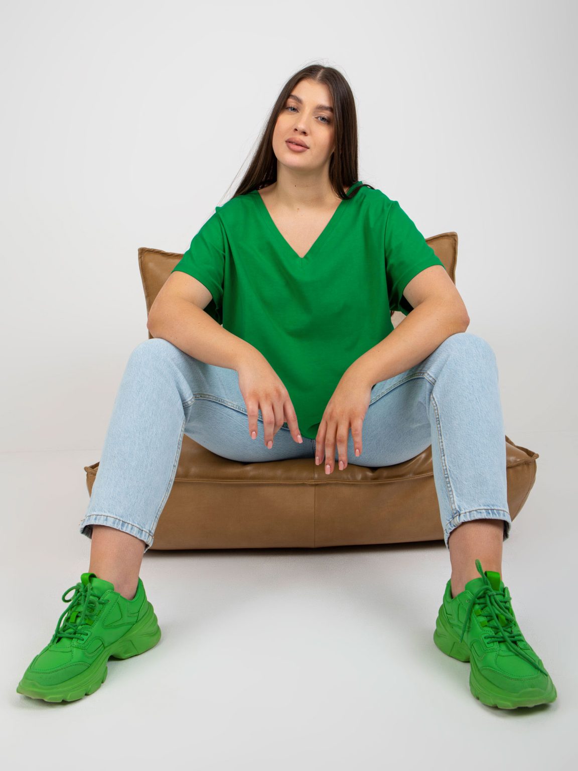 Hurtownia Zielony t-shirt basic plus size z dekoltem V