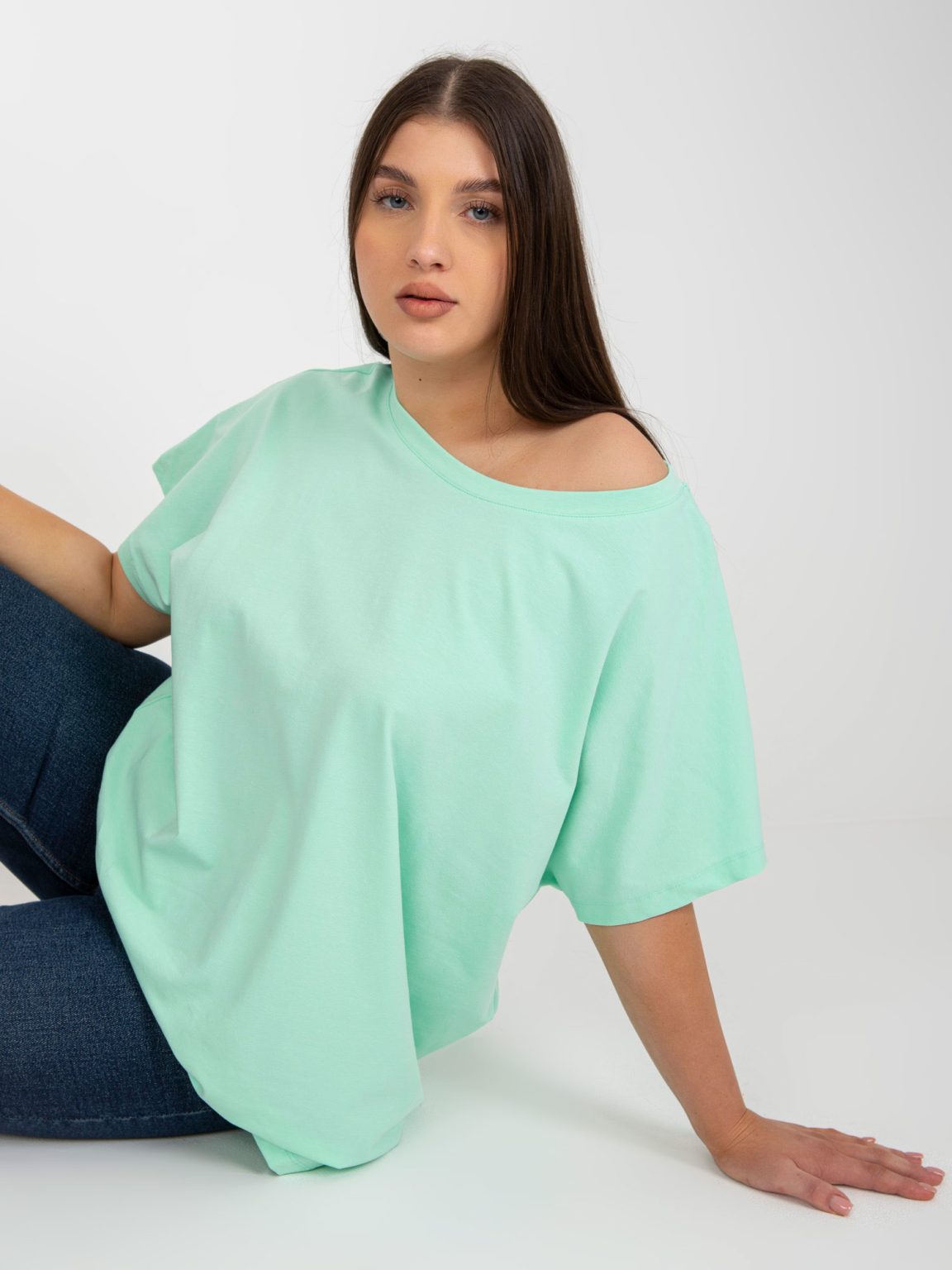 Hurtownia Miętowy luźny t-shirt plus size basic z bawełny