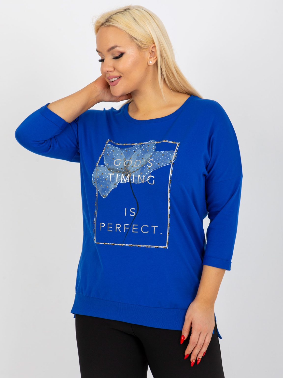 Hurtownia Ciemnoniebieska bluzka plus size z napisem i aplikacją