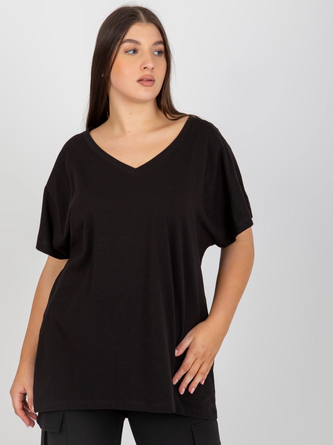 Hurtownia Czarny gładki t-shirt plus size z trójkątnym dekoltem