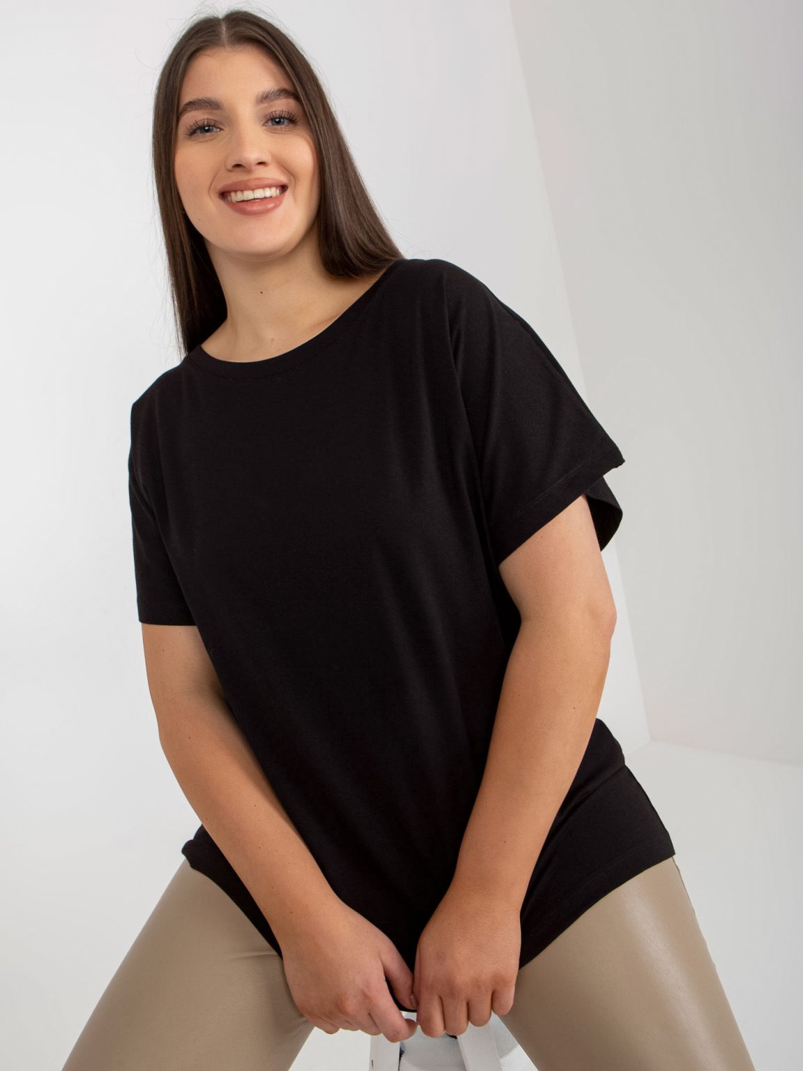 Hurtownia Czarny t-shirt plus size basic z okrągłym dekoltem