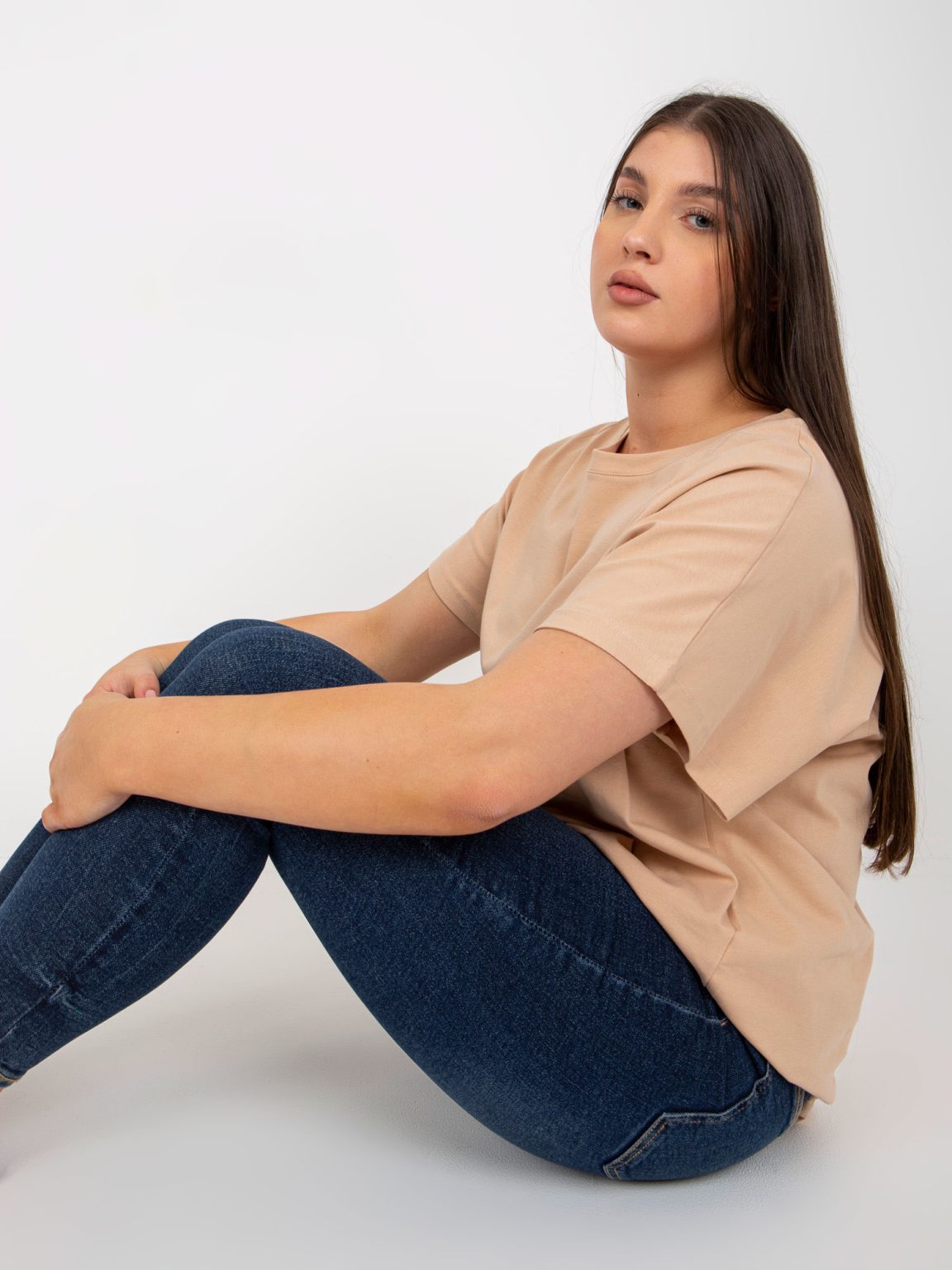 Hurtownia Beżowy t-shirt plus size basic z bawełny