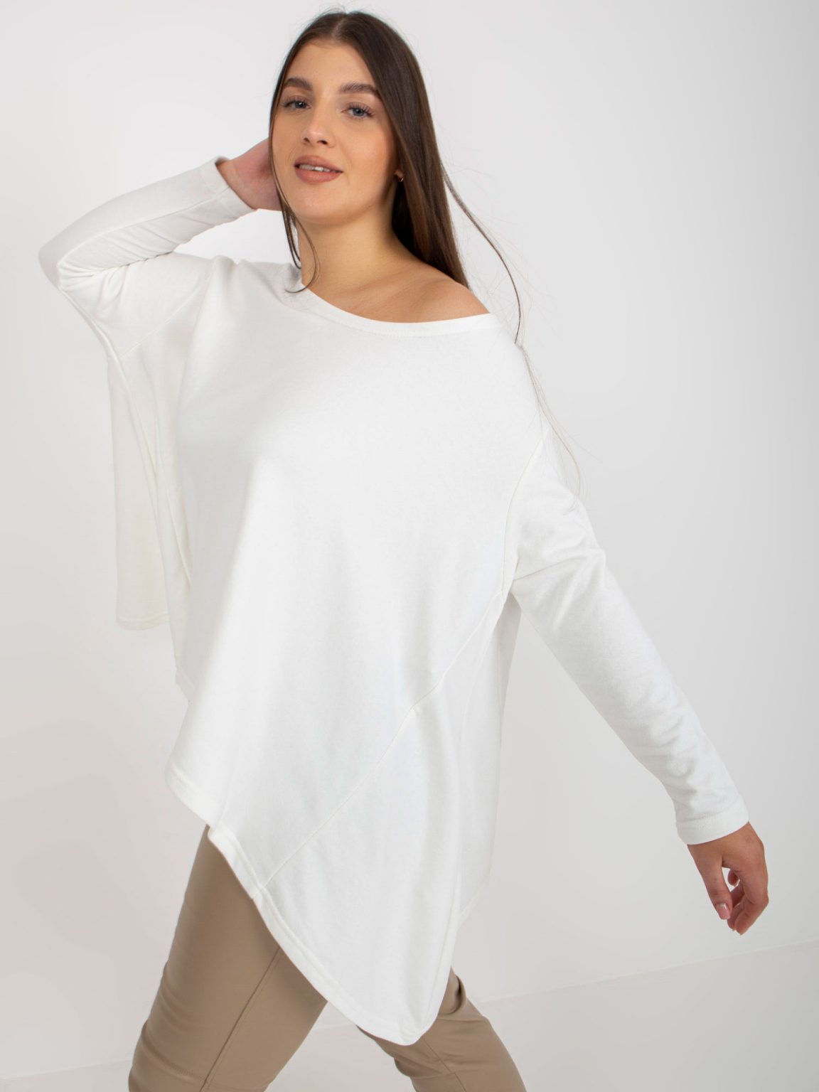 Hurtownia Ecru asymetryczna bluza plus size basic z długim rękawem
