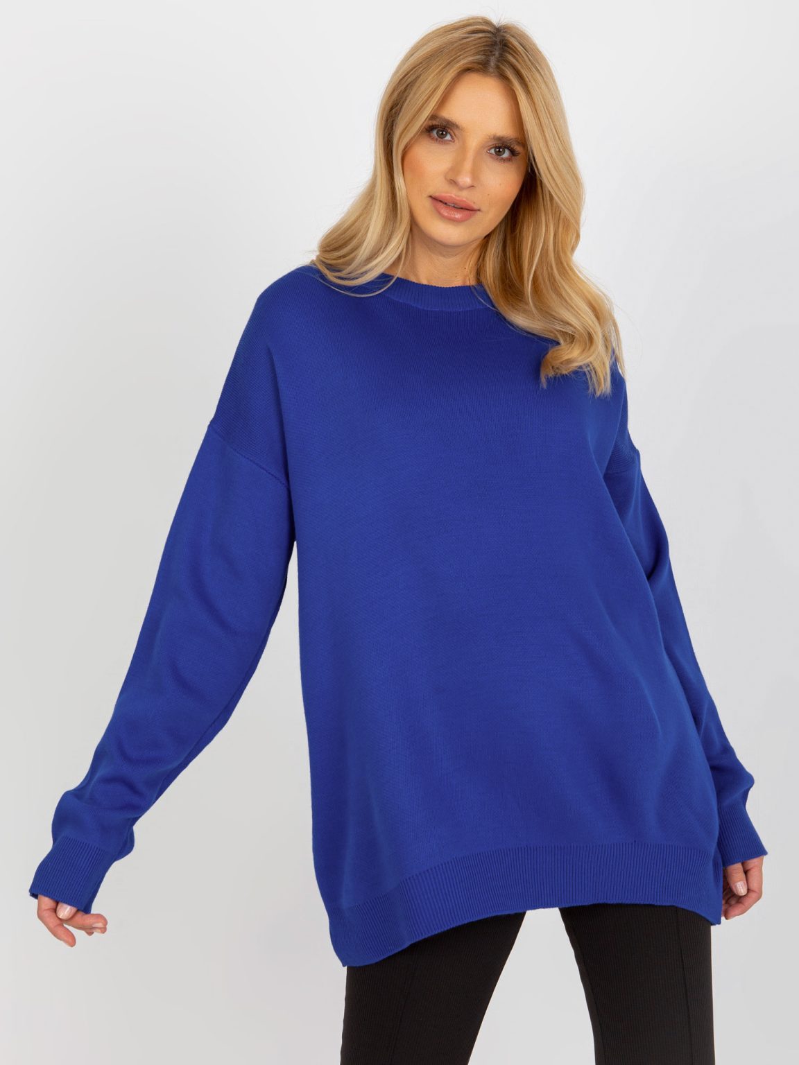 Hurtownia Kobaltowy damski sweter oversize z długim rękawem